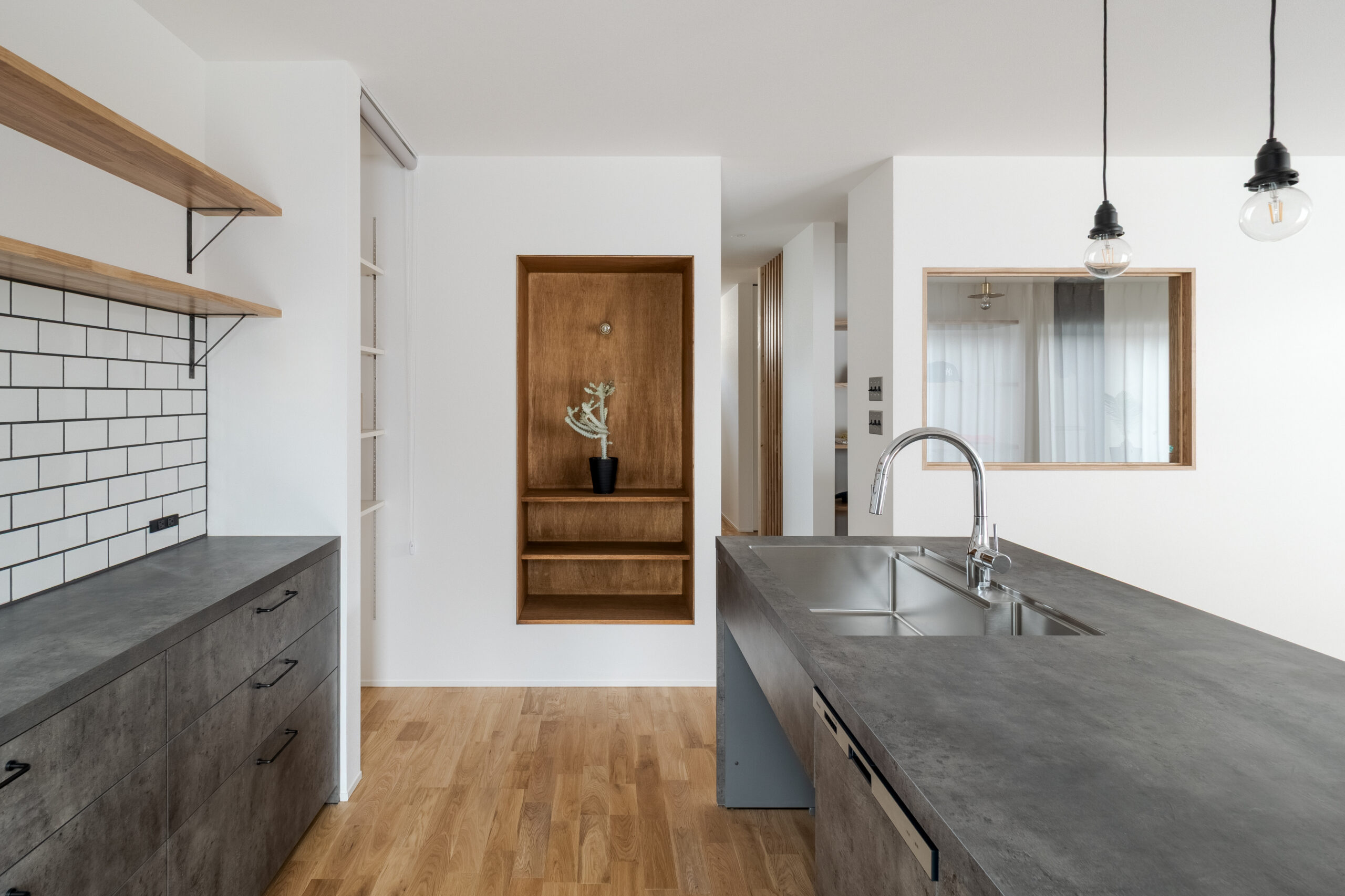 傾斜地に建つ斜め壁の平屋 / 南河内郡太子町