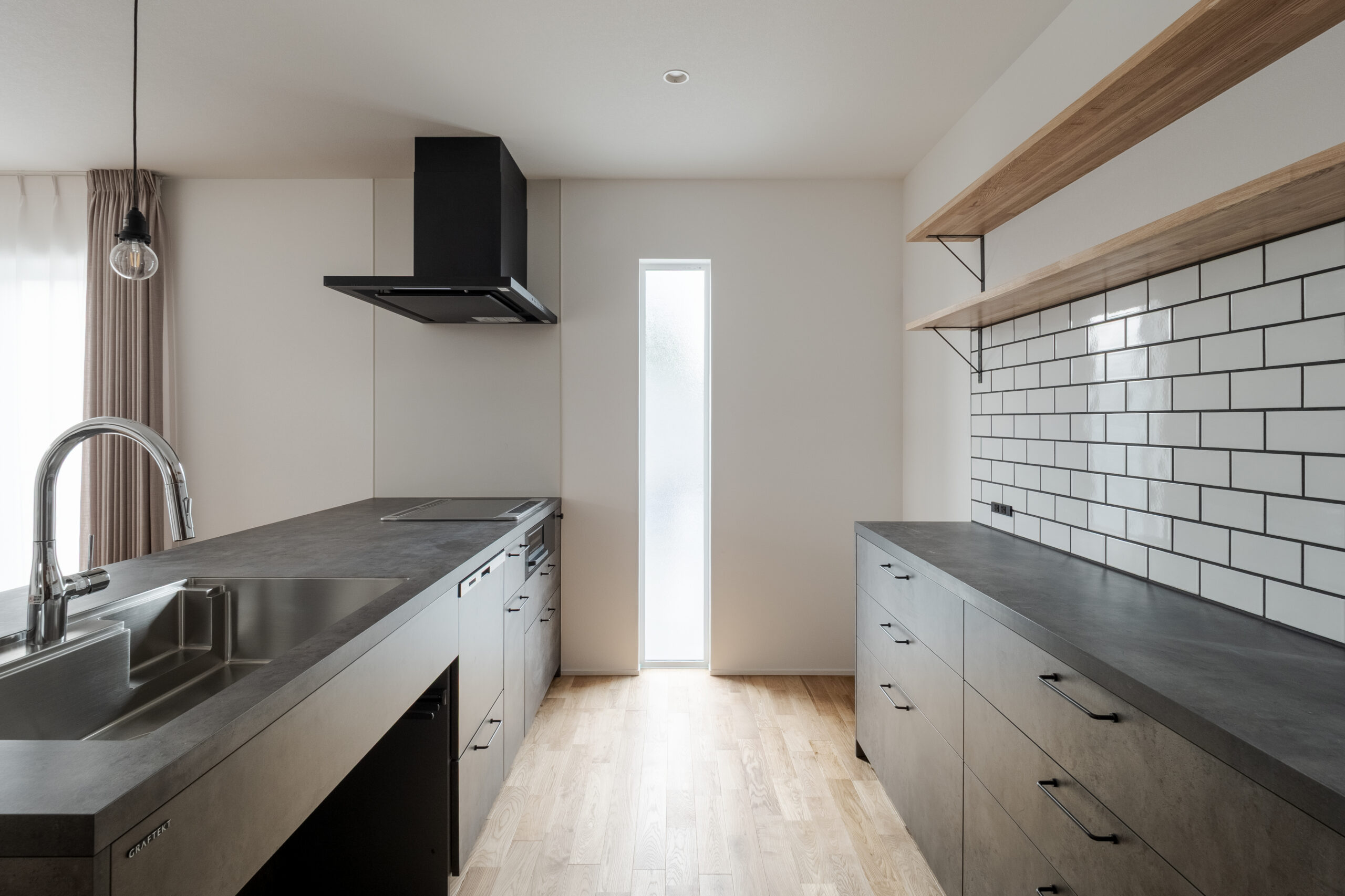 傾斜地に建つ斜め壁の平屋 / 南河内郡太子町