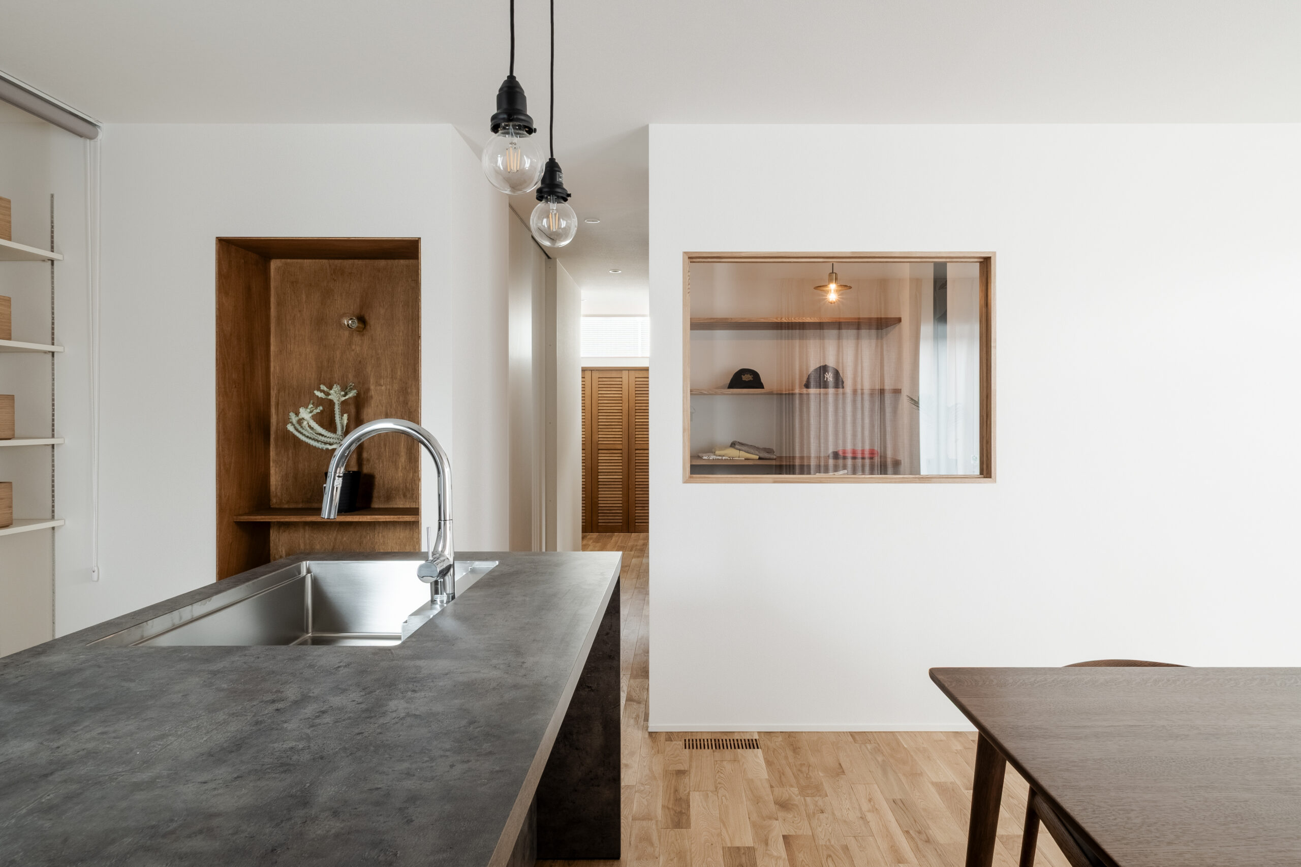 傾斜地に建つ斜め壁の平屋 / 南河内郡太子町