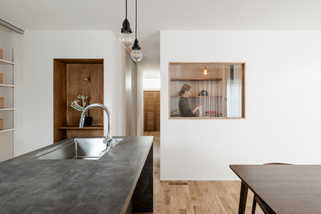 傾斜地に建つ斜め壁の平屋 / 南河内郡太子町