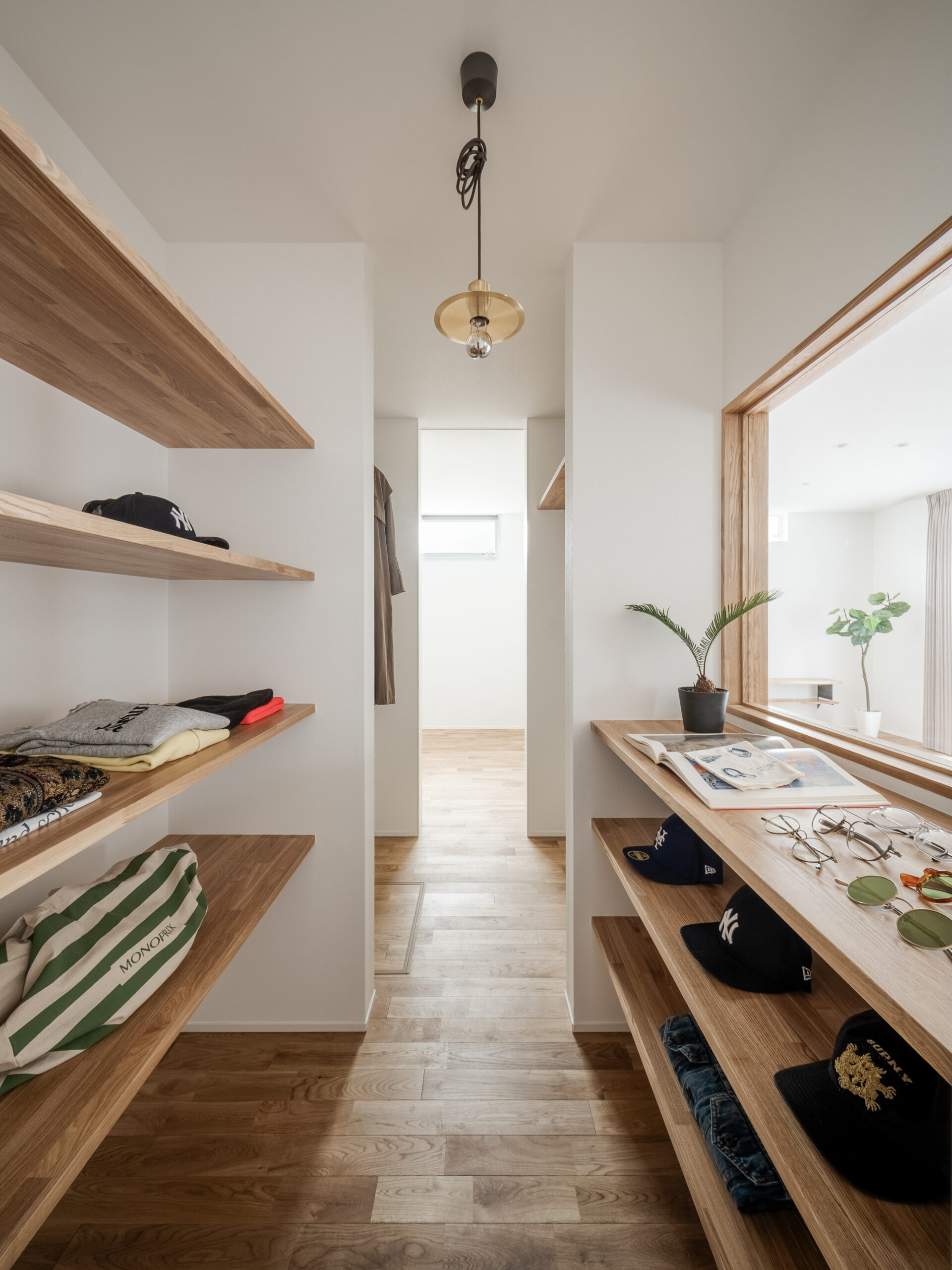 傾斜地に建つ斜め壁の平屋 / 南河内郡太子町