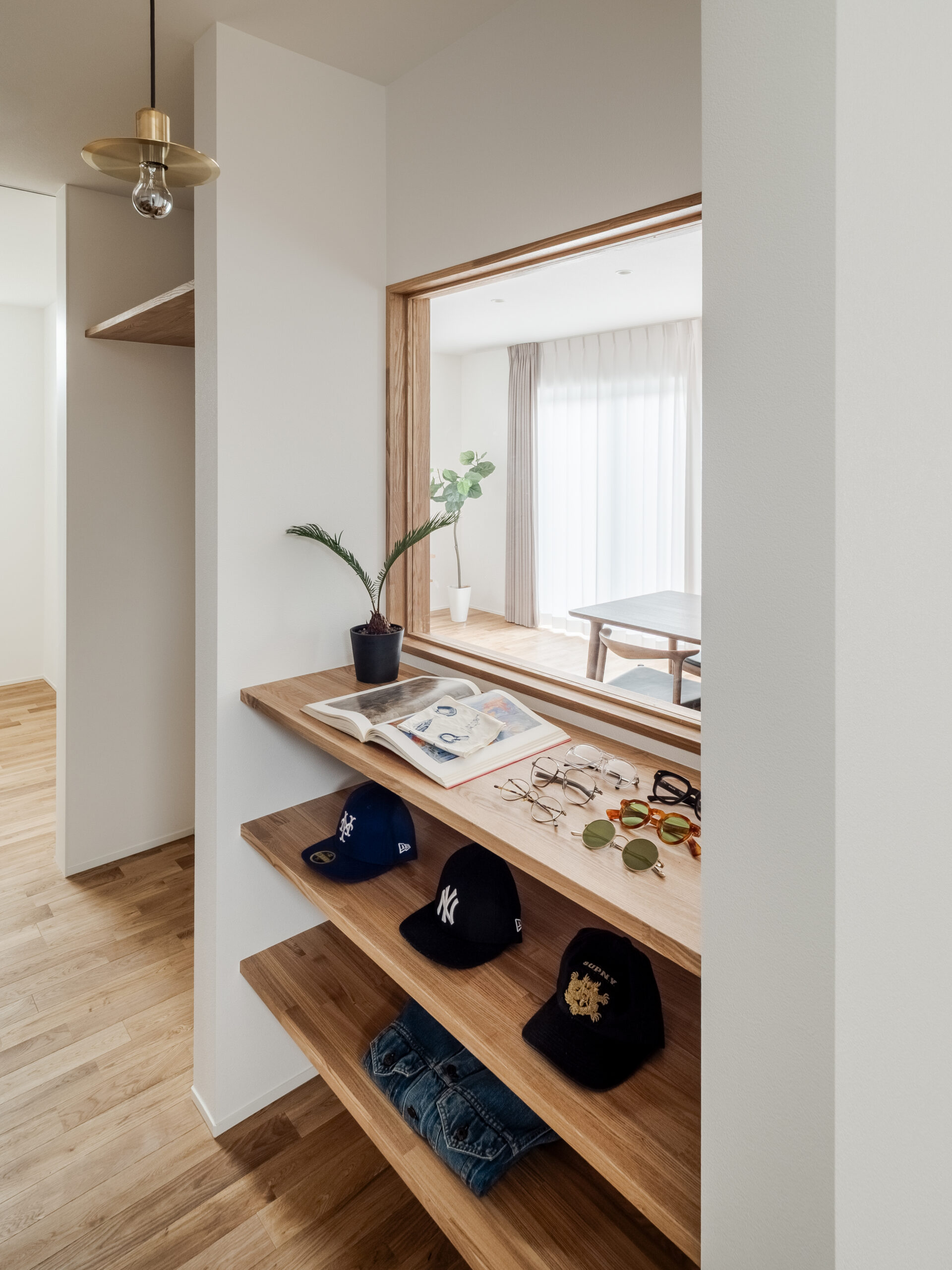 傾斜地に建つ斜め壁の平屋 / 南河内郡太子町