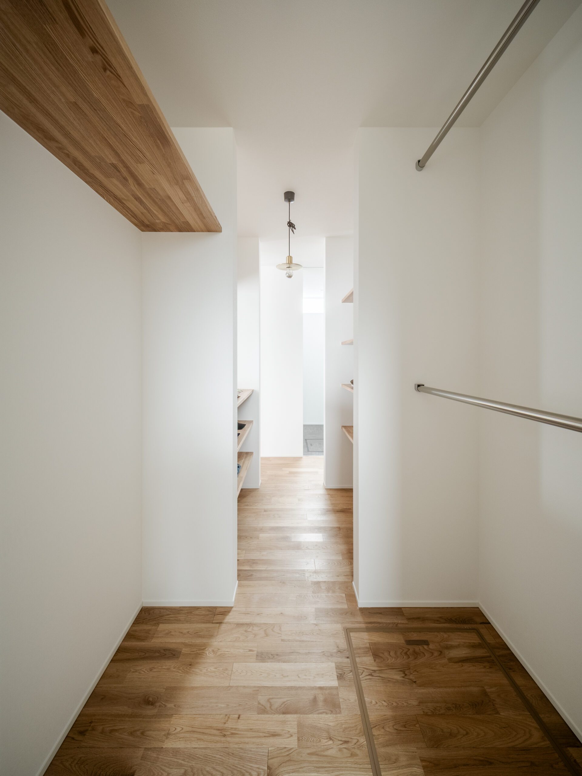 傾斜地に建つ斜め壁の平屋 / 南河内郡太子町