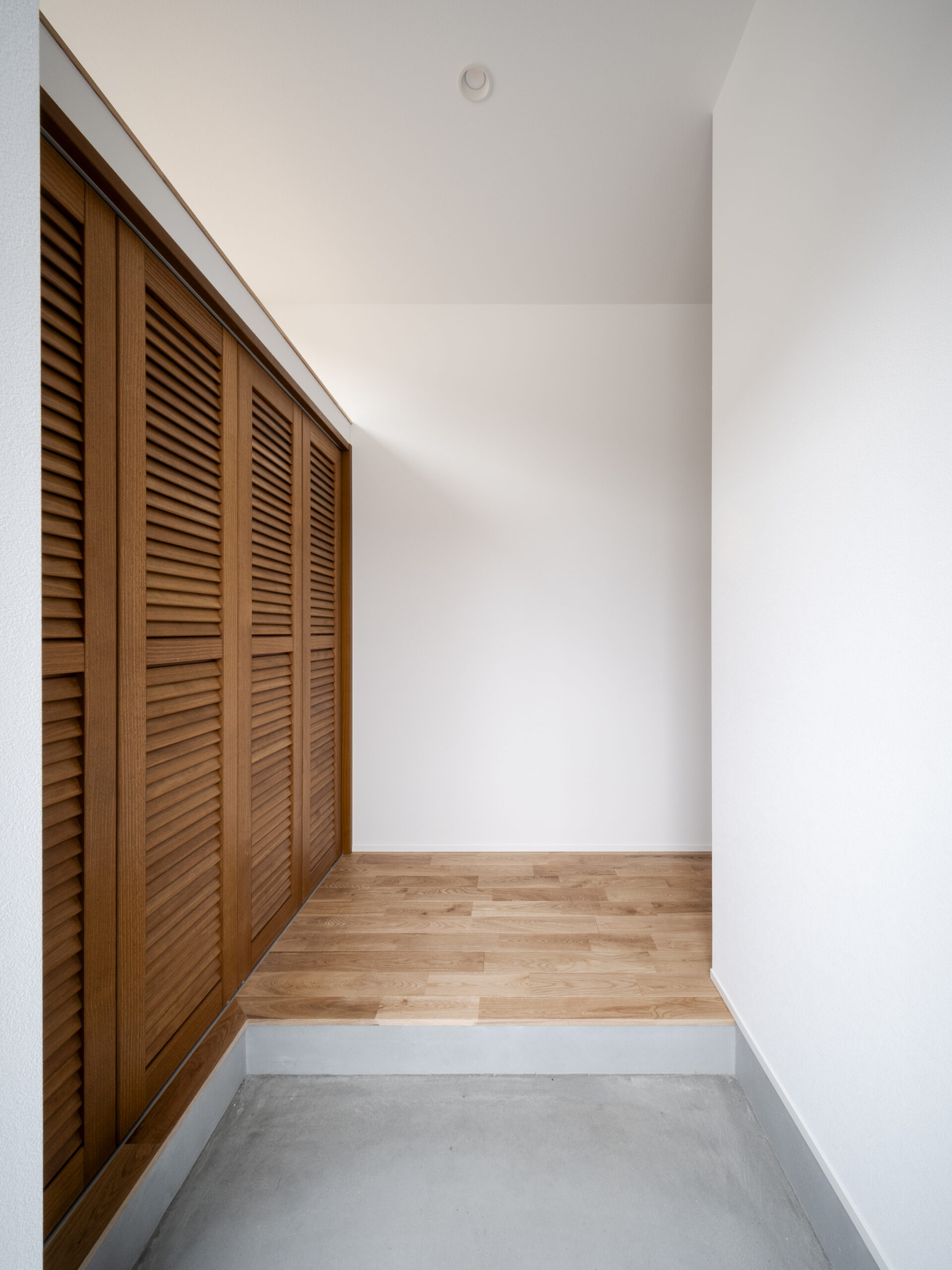 傾斜地に建つ斜め壁の平屋 / 南河内郡太子町