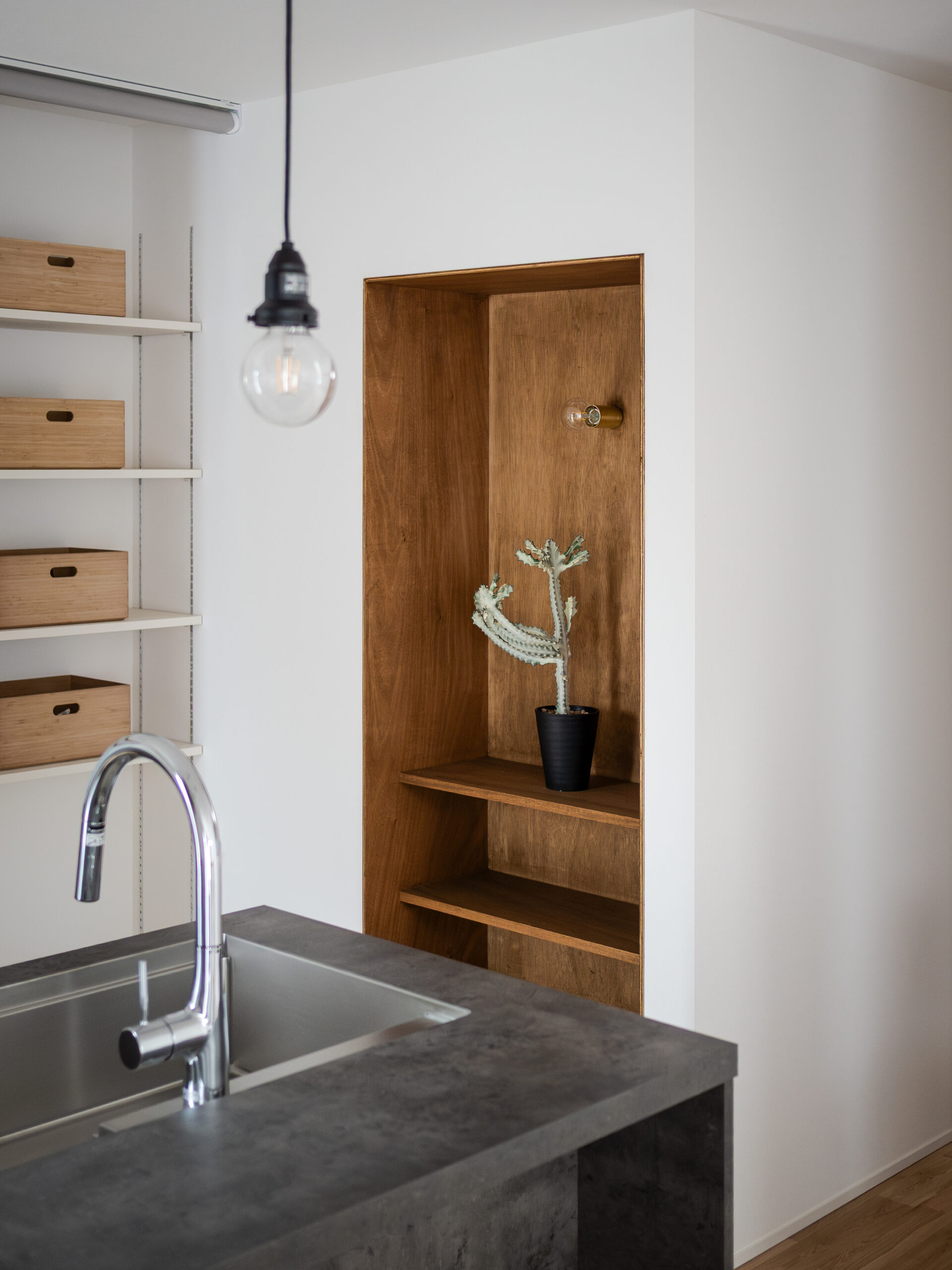 傾斜地に建つ斜め壁の平屋 / 南河内郡太子町