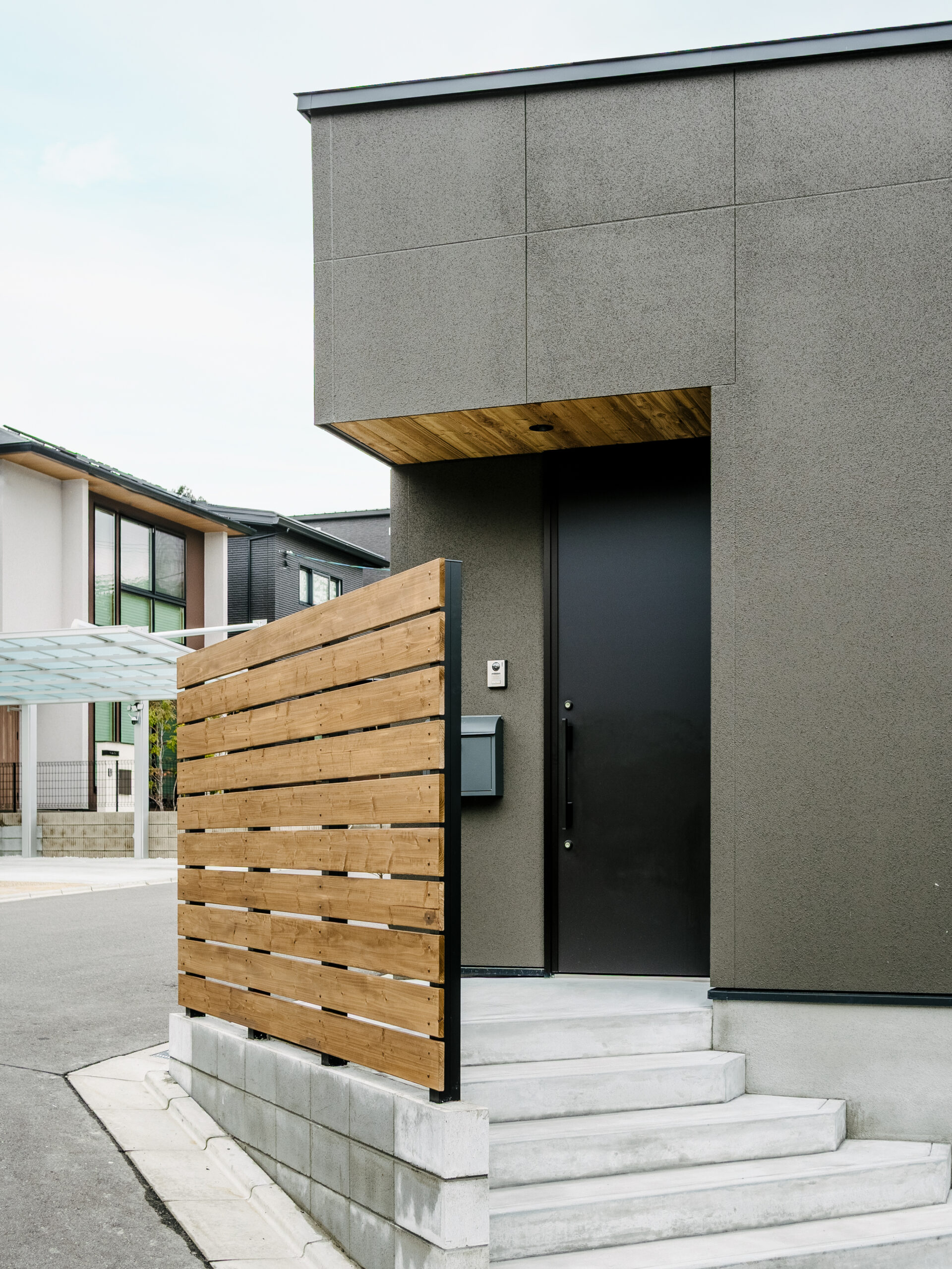 傾斜地に建つ斜め壁の平屋 / 南河内郡太子町