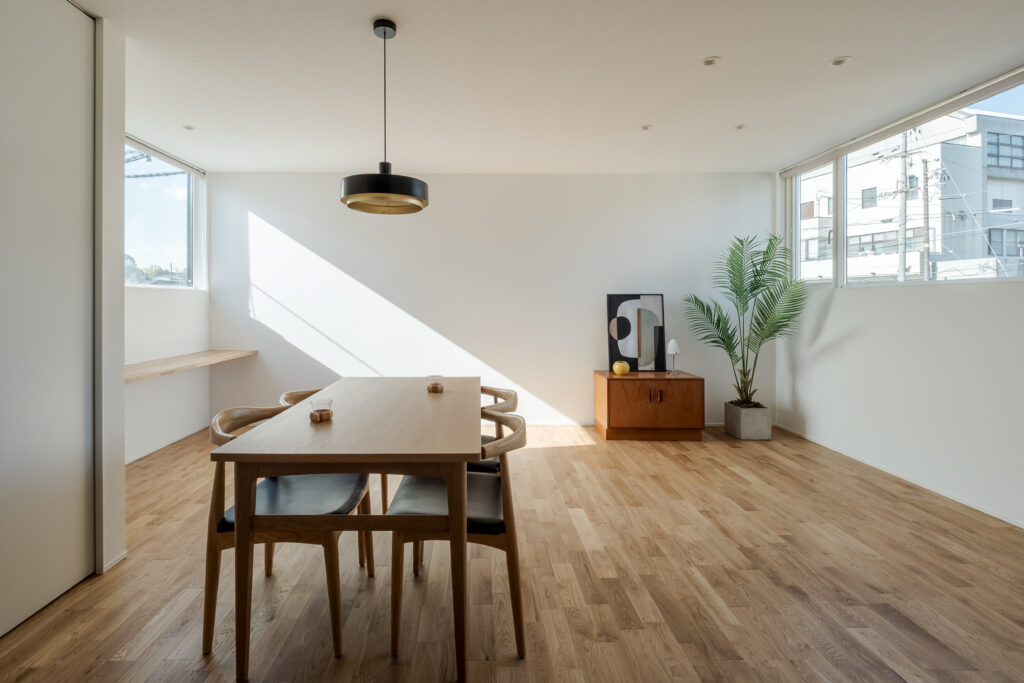 角地に建つ自然光が美しい2階リビングの家 / 奈良県奈良市東之阪町