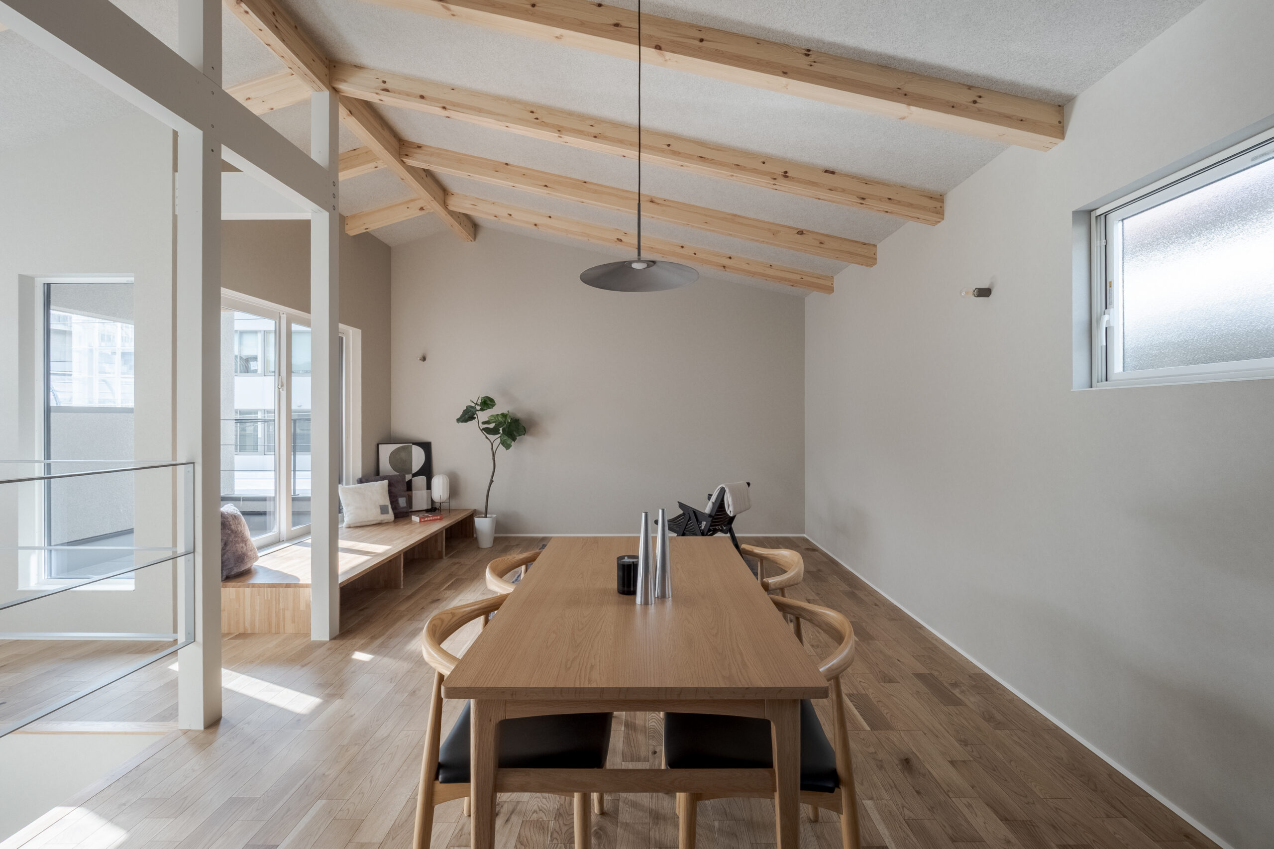 梁のみえる勾配天井の家 / 交野市私部西