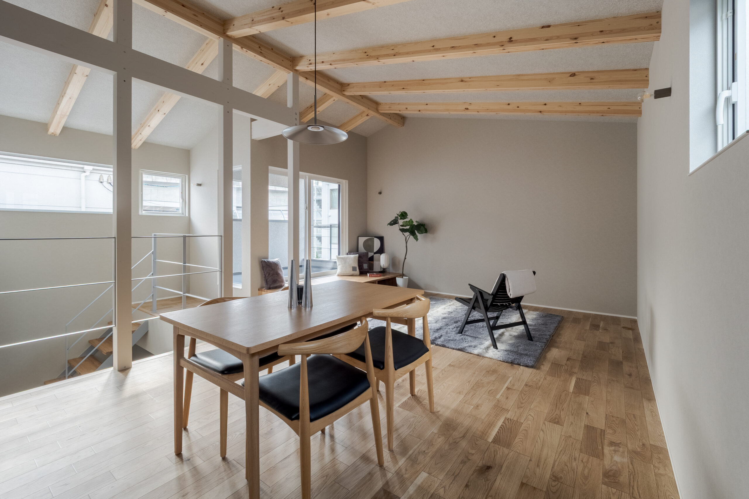 梁のみえる勾配天井の家 / 交野市私部西