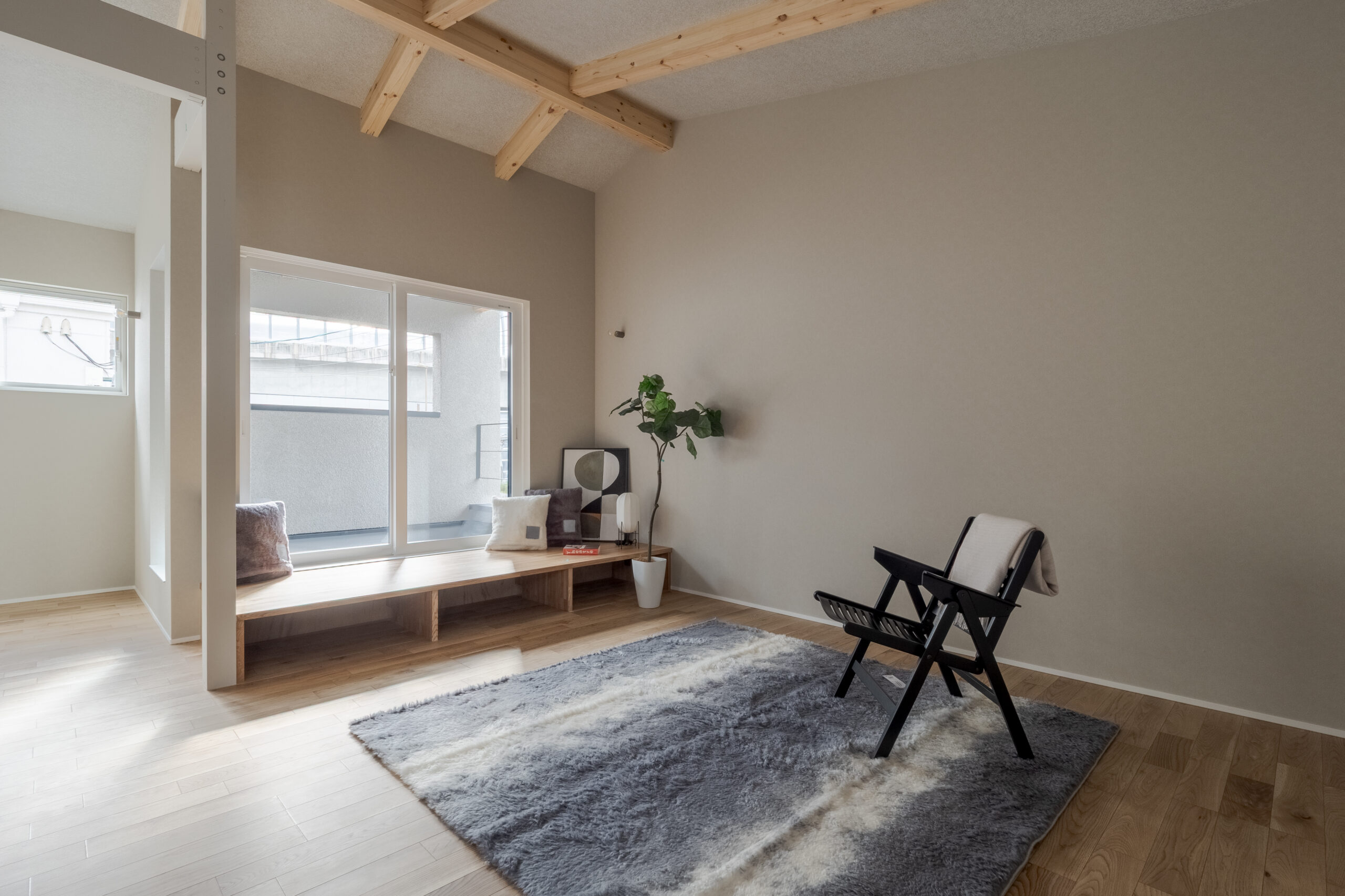 梁のみえる勾配天井の家 / 交野市私部西