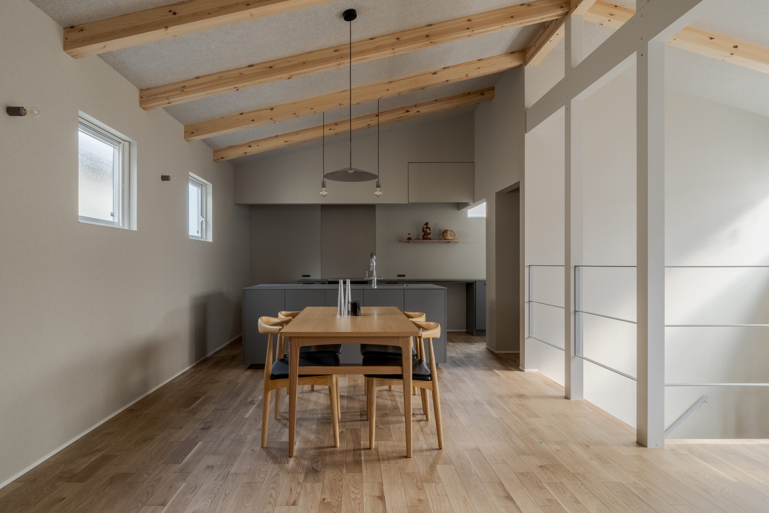 梁のみえる勾配天井の家 / 交野市私部西