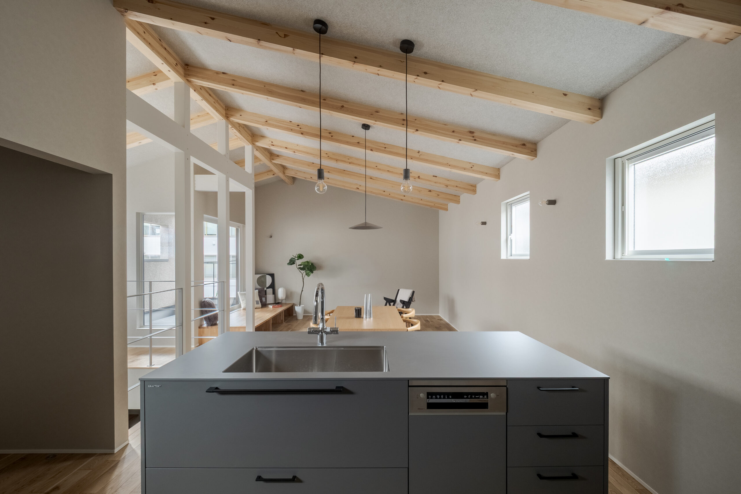 梁のみえる勾配天井の家 / 交野市私部西