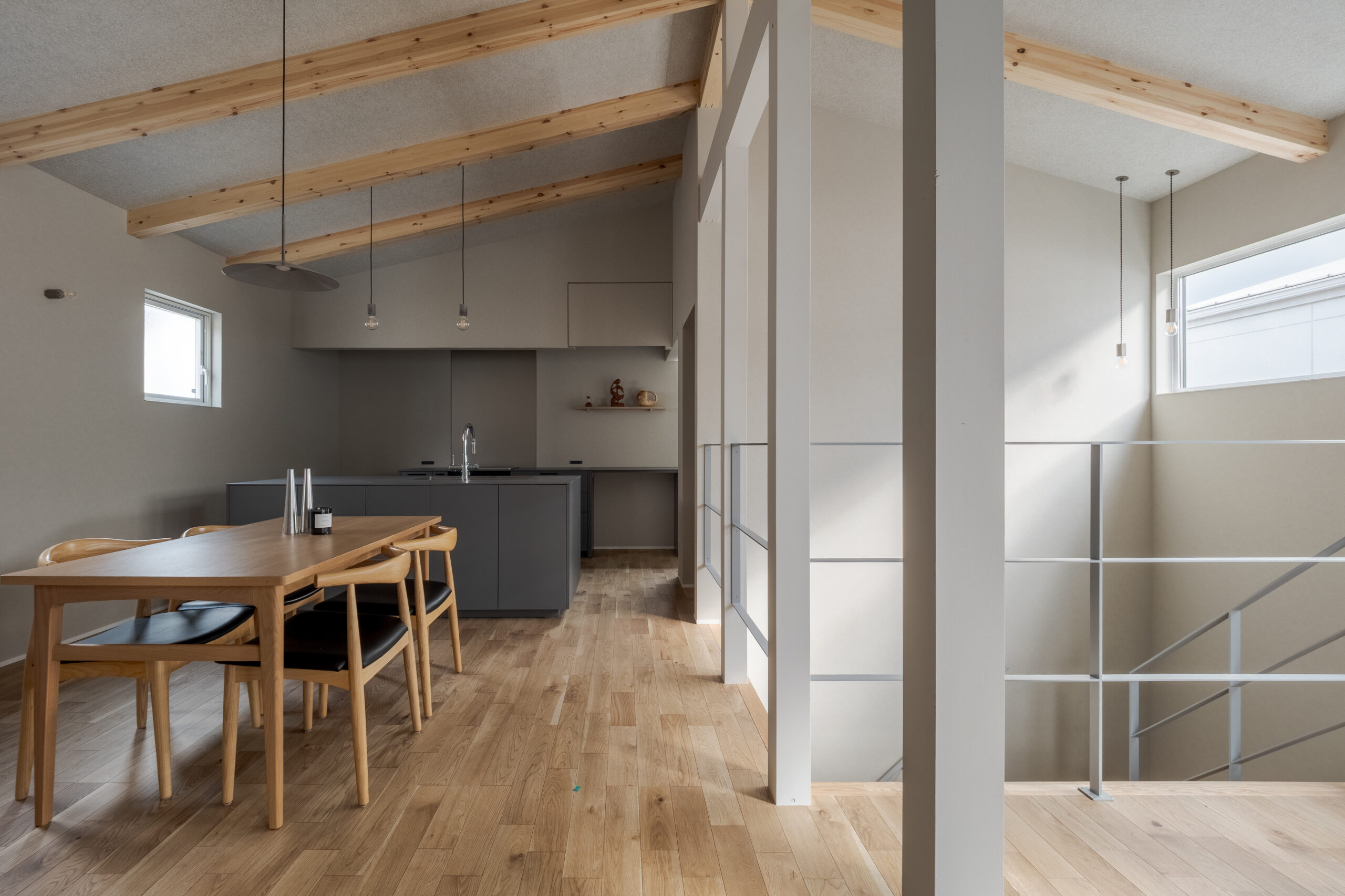 梁のみえる勾配天井の家 / 交野市私部西