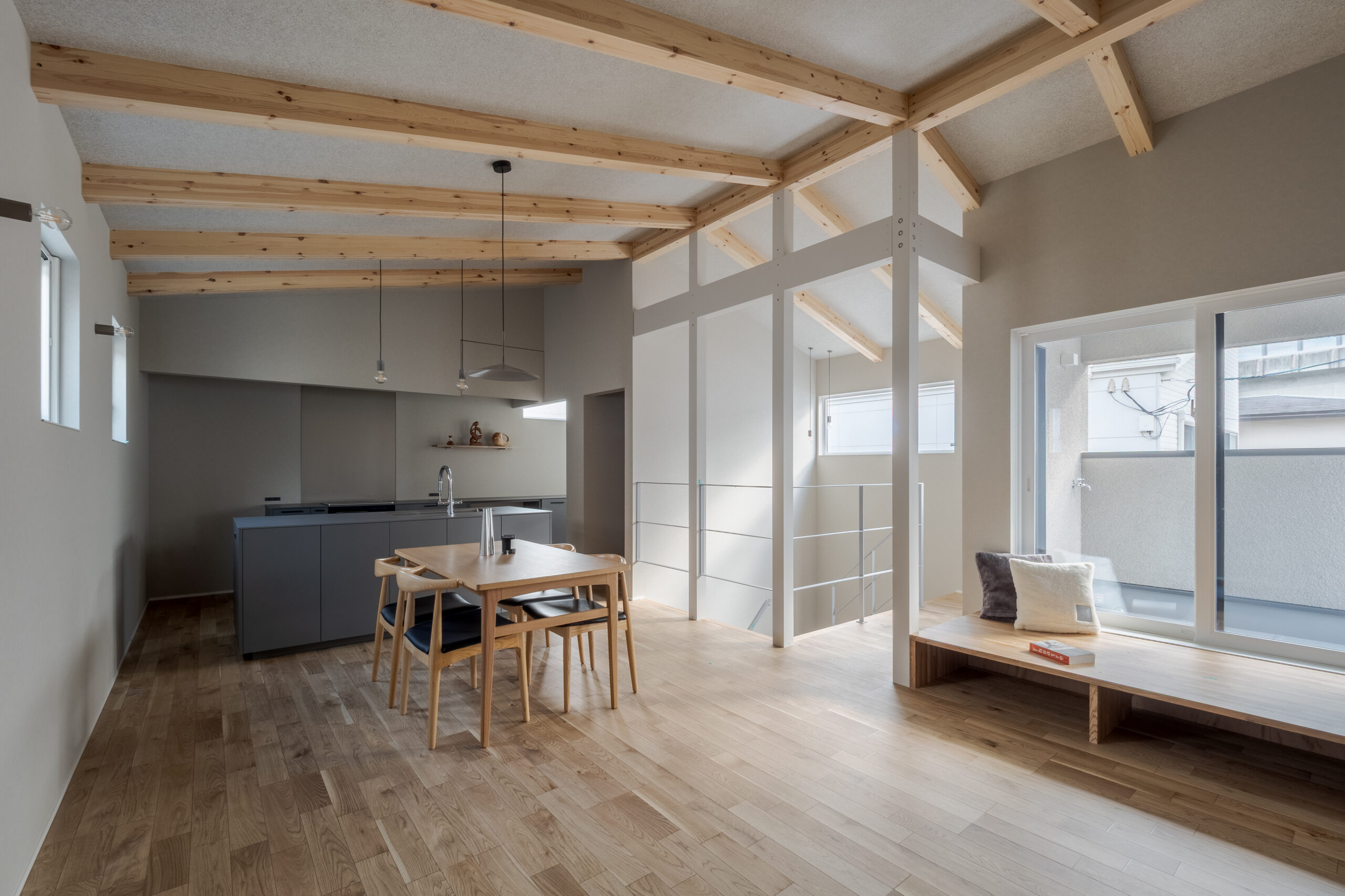 梁のみえる勾配天井の家 / 交野市私部西