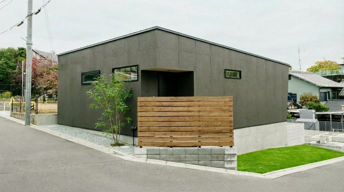 傾斜地に建つ斜め壁の平屋 / 南河内郡太子町